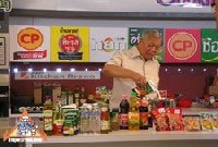 Premier Tajlandii Samak Sandaravej promuje kuchnię Tajską w telewizyjnym programie kulinarnym