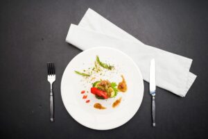 Najmodniejsze dania sezonu w polskich restauracjach – co warto zamówić